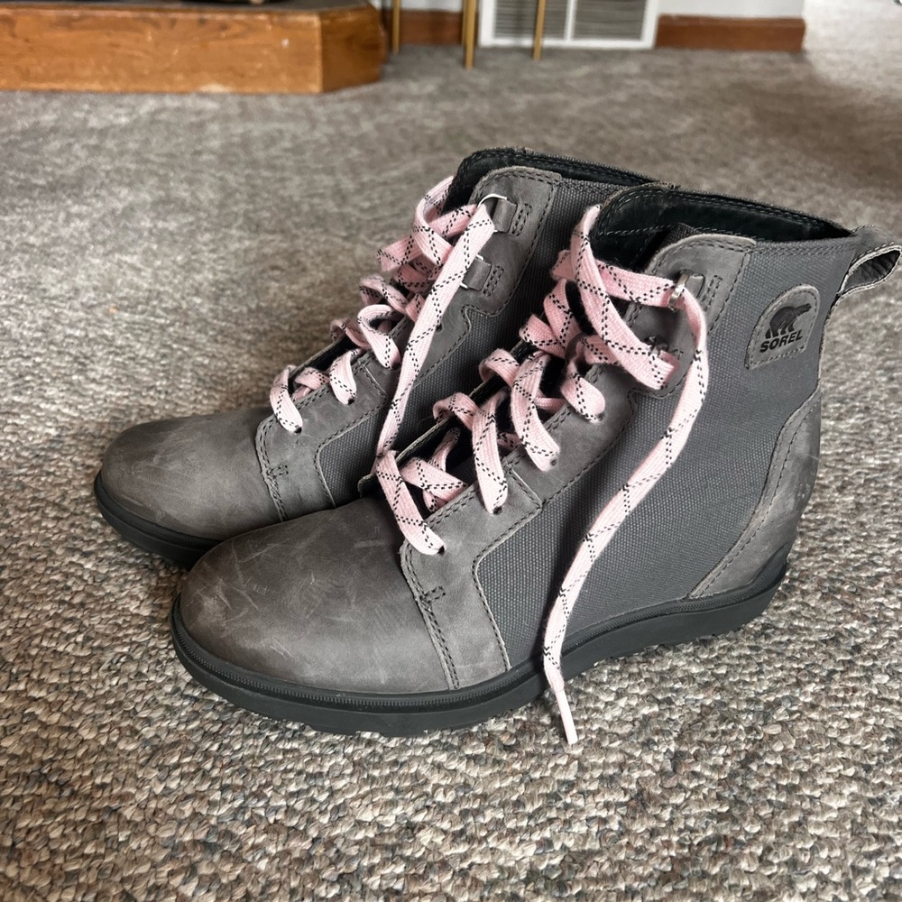 Sorel Women's Charcoal Boots with Blush Laces